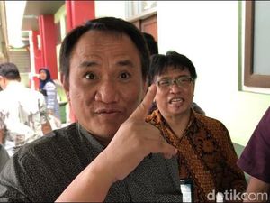 Andi Arief Bela Gubernur Sumbar: Hanya Orang Gila yang Mau Interpelasi!