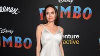 Jolie terlihat menawan dengan gaun putih. Emma McIntyre/Getty Images