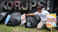 Ratusan anggota Serikat Pekerja Jakarta International Container Terminal (SP JICT) dan pekerja pelabuhan Indonesia beraksi mendukung Komisi Pemberantasan Korupsi (KPK) dalam menyelesaikan kasus privatisasi jilid II (2015-2039) pelabuhan nasional terbesar, JICT di gedung Merah Putih, Jakarta. Foto: dok. SP JICT