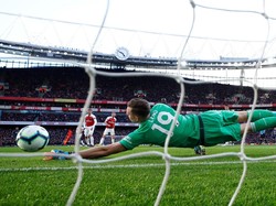 Bernd Leno menjadi benteng kukuh Arsenal saat mengalahkan Manchester United 2-0. Kiper Jerman ini sukses mementahkan empat tembakan yang mengarah ke gawang Arsenal dari total 14 percobaan MU. Foto: Reuters