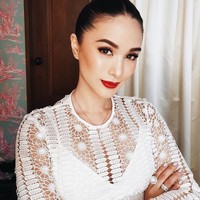 Heart Evangelista mengaku tidak bisa lepas dari makeup. Dia tidak akan pernah keluar rumah tanpa makeup. Makeup paling minimal darinya adalah memakai pensil alis, blush on, lip liner dan bulu mata. Ada alasan tersendiri kenapa dia tak pernah absen memakai makeup saat keluar rumah. Karena aku merasa bertanggungjawab pada diriku sendiri, aku ingin merasa nyaman pada diriku sendiri. Makeup bisa meningkatkan penampilanmu, katanya. Foto: Instagram
