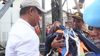 Sebelum menaiki tower, Aming sempat meminta bantuan ke istri Iwan. Sang istri diminta untuk menenangkan Iwan dari bawah. Saat dievakuasi, Iwan dalam kondisi lemas dan nyaris pingsan. (Foto: dok. Pemkab Purwakarta)