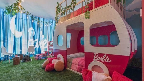 Uber Cute! Kamar Hotel Ini Bikin Kamu Serasa Jadi Barbie di Dunia Nyata