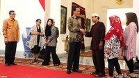 Selanjutnya Jokowi mengajak Siti Aisyah dan keluarganya masuk ke ruang utama Istana Merdeka untuk berbincang. Namun pertemuan itu dilakukan tertutup dari awak media.