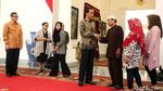 Momen Siti Aisyah Cium Tangan Jokowi Tiga Kali
