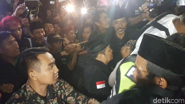 Siti tidak langsung pulang ke rumah. Dia bersama kedua orang tua ditampung lebih dulu di rumah tokoh masyarakat