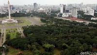 Rimbunnya pepohonan membuat kawasan di sekitar Monas menjadi hijau.