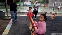 Dua orang anak sedang asyik bermain jungkat-jungkit di RPTRA Tidung Ceria.