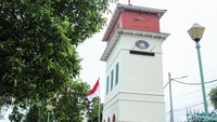 Selain itu, lokasi menara yang berdekatan dengan pelabuhan membuat menara ini sering dilewati kendaraan berat yang membuat menara ini merasakan getaran. Tidak jarang masyarakat sekitar menyebut menara ini dengan sebutan menara goyang.