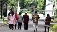 Hingga pukul 13.23 WIB, Siti dan keluarganya masih menunggu di ruang tunggu di dekat Istana Negara. Siti dan keluarga nanti akan bertemu langsung dengan Presiden Jokowi.