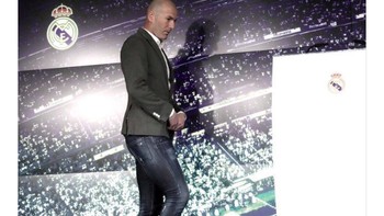 Ada yang salah fokus dengan jenas unik yang dipakai Zidane dalam konferensi pers kembalinya ia ke Madrid. Foto: istimewa
