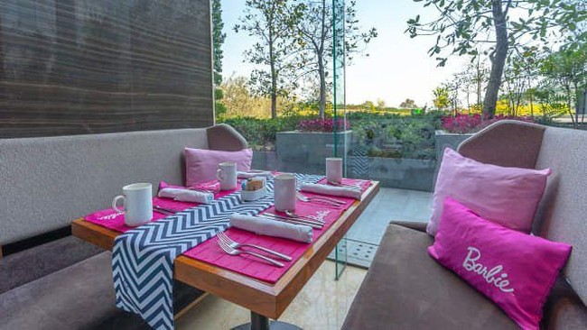 Tamu kamar suite juga bisa menikmati makanan bertema Barbie yang girlie dan feminin. Ada pizza bentuk hati, pasta gnocchi dengan saus warna pink, kue red velvet juga es krim stroberi. Foto: Dok. Hilton Mexico City Santa Fe