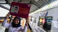 Dalam aksinya para srikandi ini juga membawa sejumlah atribut seperti poster.