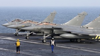 Deretan jet Rafale di atas dek. Ia dapat mengangkut sampai 40 pesawat tempur. Foto: Reuters