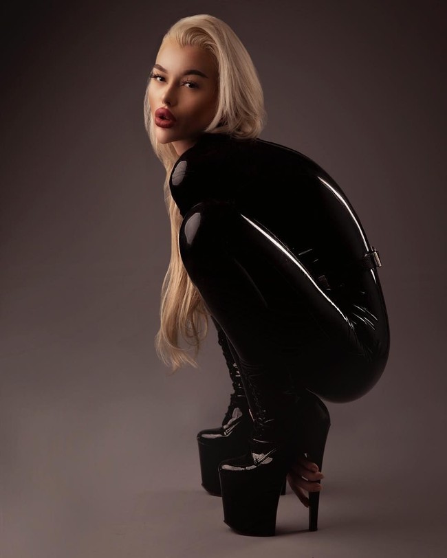 Dalam upaya menjalani kehidupannya dengan caranya sendiri, Elena bertekad untuk mengubah penampilan dan perilakunya.  Foto: Instagram (@elena_rosso)