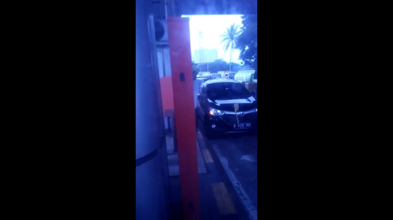 Rombongan Pengantar Jenazah Merusak di GT Cengkareng 2, Petugas Dimarahi Rombongan Pengantar Jenazah Merusak di GT Cengkareng 2, Petugas Dimarahi