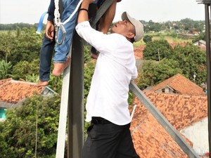 Momen Wabup Purwakarta Panjat Tower Gagalkan Ayah-Anak Bunuh Diri