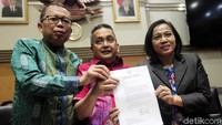 Wakil Ketua Komisi III DPR, Trimedya Panjaitan, Erma Suryani Ranik dan anggota Komisi III, Asrul Sani saat mengumumkan hasil uji kepatutan dan kelayakan terhadap 11 calon hakim MK.