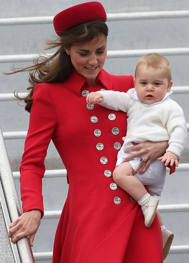 Meskipun memakai baju yang sama, Kate Middleton tahu benar bagaimana membuat penampilannya terlihat seperti baru. Yakni dengan mengganti aksesori yang ia kenakan. Foto: Getty Images