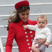 Meskipun memakai baju yang sama, Kate Middleton tahu benar bagaimana membuat penampilannya terlihat seperti baru. Yakni dengan mengganti aksesori yang ia kenakan. Foto: Getty Images