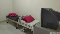 Di sana, ada sebuah televisi, kulkas, vas bunga di pinggir tembok. Lalu di ujung ruangan ada sebuah kamar mandi dengan kloset jongkok yang disiapkan. RSKD Dadi pun mengaku menyiapkan sekitar 6 kamar VIP untuk para pasien yang siap diobati pasca Pileg pada April mendatang (Foto: Muhammad Taufiqqurrahman/detikcom)