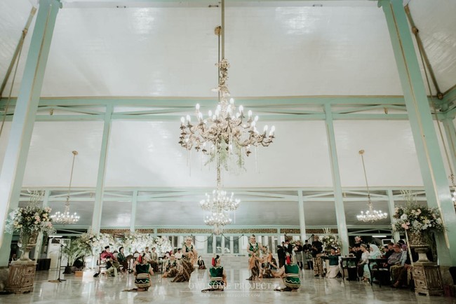 Uniknya, manik kristal yang dipakai mencerminkan warna dari elemen elemen yang ada di Pendopo Ageng, tempat di mana acara ini berlangsung. Manik terdiri dari 5 warna di antaranya emas,tembaga, dan olive green.  Foto: Dok. Owlsome Project