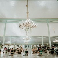 Uniknya, manik kristal yang dipakai mencerminkan warna dari elemen elemen yang ada di Pendopo Ageng, tempat di mana acara ini berlangsung. Manik terdiri dari 5 warna di antaranya emas,tembaga, dan olive green.  Foto: Dok. Owlsome Project