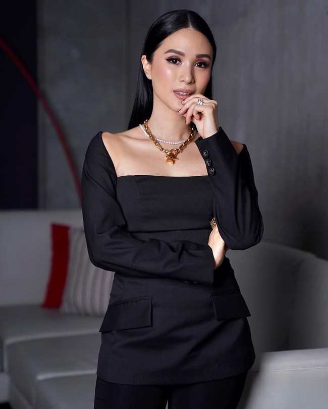 Fakta lainnya tentang wanita yang mengoleksi banyak tas Hermes ini adalah dia tergila-gila pada aksesori. Dia tidak pernah melepas aksesori seperti gelang, anting atau kalung dari tubuhnya. Aku tidur memakai aksesori, mandi memakainya, aku pergi ke pantai, aku melakukan apapun dengan memakai aksesori, tuturnya. Foto: Instagram