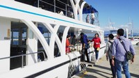 Yacht mewah yang membawa turis berkeliling laguna berukuran cukup besar dengan 2 tingkat. Sekali berlayar kapal ini bisa mengangkut 70 wisatawan (Kurnia/detikcom)