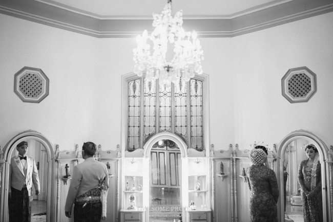 Untuk Zizi, Didiet mengadaptasi model beskap bernama langenarjan seperti ketika ayah Atiah menikah. Dengan kain batik tulis sogan motif Candi Luhur latar cemeng (latar belakang hitam). Foto: Dok. Owlsome Project