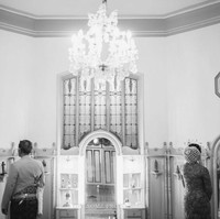 Untuk Zizi, Didiet mengadaptasi model beskap bernama langenarjan seperti ketika ayah Atiah menikah. Dengan kain batik tulis sogan motif Candi Luhur latar cemeng (latar belakang hitam). Foto: Dok. Owlsome Project