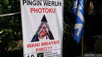 Salah satunya caleg di Trenggalek, Jawa Timur. Seorang caleg memasang baliho yang cukup nyeleneh dan mengundang tawa orang yang melihatnya. Langkah ini dinilai akan memberikan kesan berbeda diantara para calon yang lain.
