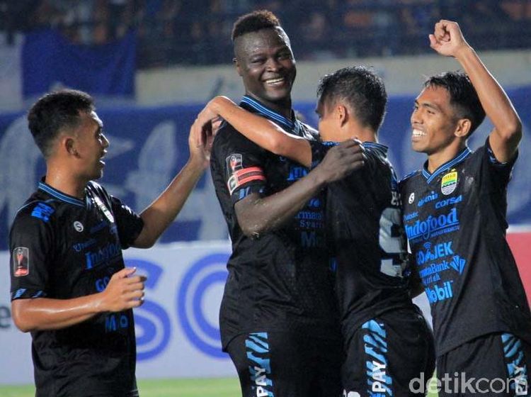 Persib Bandung Lumat Perseru 4-0