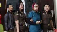 Ratna tampak dikawal kala memasuki ruangan sidang. Pool/Palevi S/detikFoto.