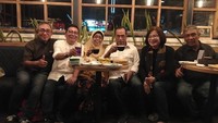 Pria 62 tahun ini tengah reuni bersama para alumni arsitek Universitas Gadjah Mada. Menikmati secangkir kopi hitam lokal buatan Toko Kopi Hotel Mustokoweni pun jadi pilihan mereka. Foto: Instagram budikaryas