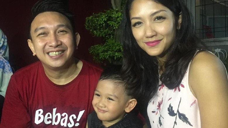 Luapan Kebahagiaan Penuh Haru Istri Saat Augie Fantinus Bebas/ Foto: InsertLive Luapan Kebahagiaan Penuh Haru Istri Saat Augie Fantinus Bebas/ Foto: InsertLive