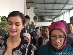 Ratna Sarumpaet Jalani Sidang Lanjutan, Atiqah Hasiholan Setia Menemani