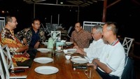 Ngobrol santai sama Pak @agusgumiwangk Mensos, Pak Basuki Menteri PUPR serta kawan-kawan @kemensosri dan @kemenpupr sambil mengudap sate domba garut. Enaknya polll, lupa kolestrol, tulis Budi di keterangan foto. Foto: Instagram budikaryas