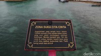 Jembatan Cinta menjadi ikon kebanggan Pulau Tidung, Kepulauan Seribu. Di sejumlah bagian nampak terlihat papan penanda jembatan yang memiliki nama unik menarik perhatian pengunjung.