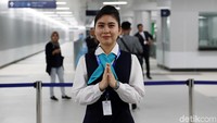 Petugas memberikan salam kepada warga yang akan menaiki MRT Jakarta, Selasa (12/3/2019).