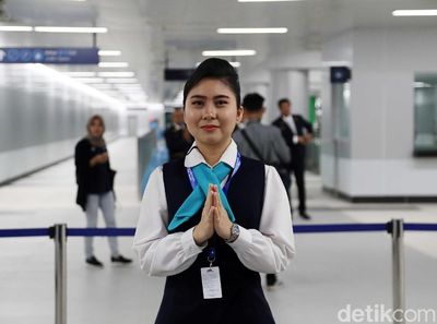 Senyum Ramah Kru MRT Jakarta Sapa Penumpang