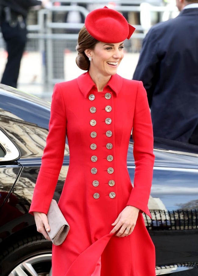 Kate Middleton telah beberapa kali memberi contoh pada kaum wanita bahwa sepotong gaun berkualitas bagus --meskipun harganya tidaklah murah-- bisa jadi investasi gaya hingga bertahun-tahun lamanya. Seperti yang diperlihatkannya saat menghadiri perayaan Hari Persemakmuran, Senin (11/3/2019). Foto: Getty Images