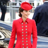 Kate Middleton telah beberapa kali memberi contoh pada kaum wanita bahwa sepotong gaun berkualitas bagus --meskipun harganya tidaklah murah-- bisa jadi investasi gaya hingga bertahun-tahun lamanya. Seperti yang diperlihatkannya saat menghadiri perayaan Hari Persemakmuran, Senin (11/3/2019). Foto: Getty Images