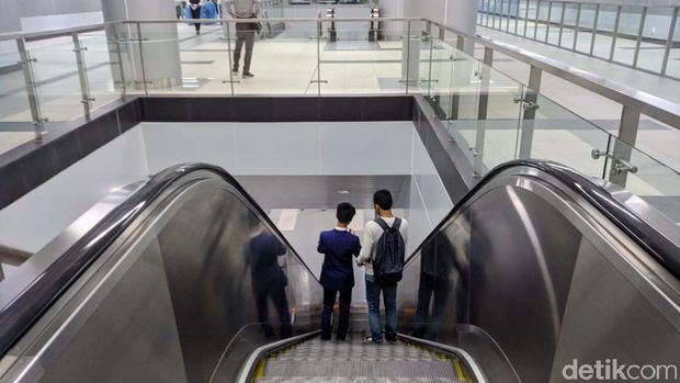 Pengguna MRT Jakarta Asyik Selfie hingga Ngevlog Saat Uji Coba