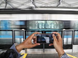 Pengguna MRT Jakarta Asyik Selfie hingga Ngevlog Saat Uji Coba