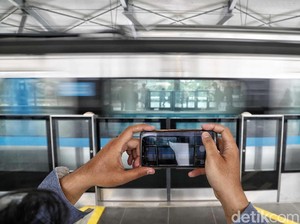 Pengguna MRT Jakarta Asyik Selfie hingga Ngevlog Saat Uji Coba