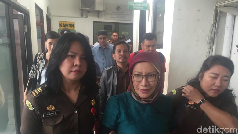 Tersenyum, Ratna Sarumpaet Siap Hadapi Sidang Lanjutan Tersenyum, Ratna Sarumpaet Siap Hadapi Sidang Lanjutan