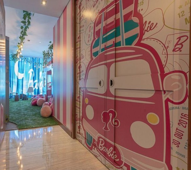 Dekorasi kamar didominasi warna pink yang merupakan ciri khas Barbie. Tersedia pula DreamCamper, tenda pink di mana tamu yang membawa anak bisa memanjakan buah hatinya dengan bermain-main boneka dan berbusana a la Barbie. Foto: Dok. Hilton Mexico City Santa Fe