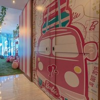Dekorasi kamar didominasi warna pink yang merupakan ciri khas Barbie. Tersedia pula DreamCamper, tenda pink di mana tamu yang membawa anak bisa memanjakan buah hatinya dengan bermain-main boneka dan berbusana a la Barbie. Foto: Dok. Hilton Mexico City Santa Fe