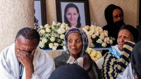 Suasana haru menyelimuti keluarga korban jatuhnya pesawat Ethiopian Airlines Boeing 737 MAX 8. Reuters/Maheder Haileselassie.